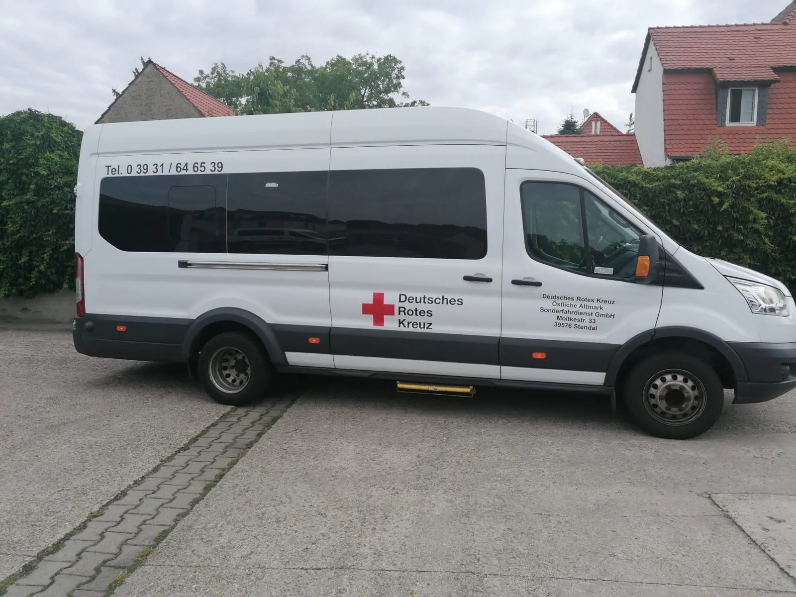 DRK Transporter – Fahrzeugbeschriftung von PrintLine Werbetechnik