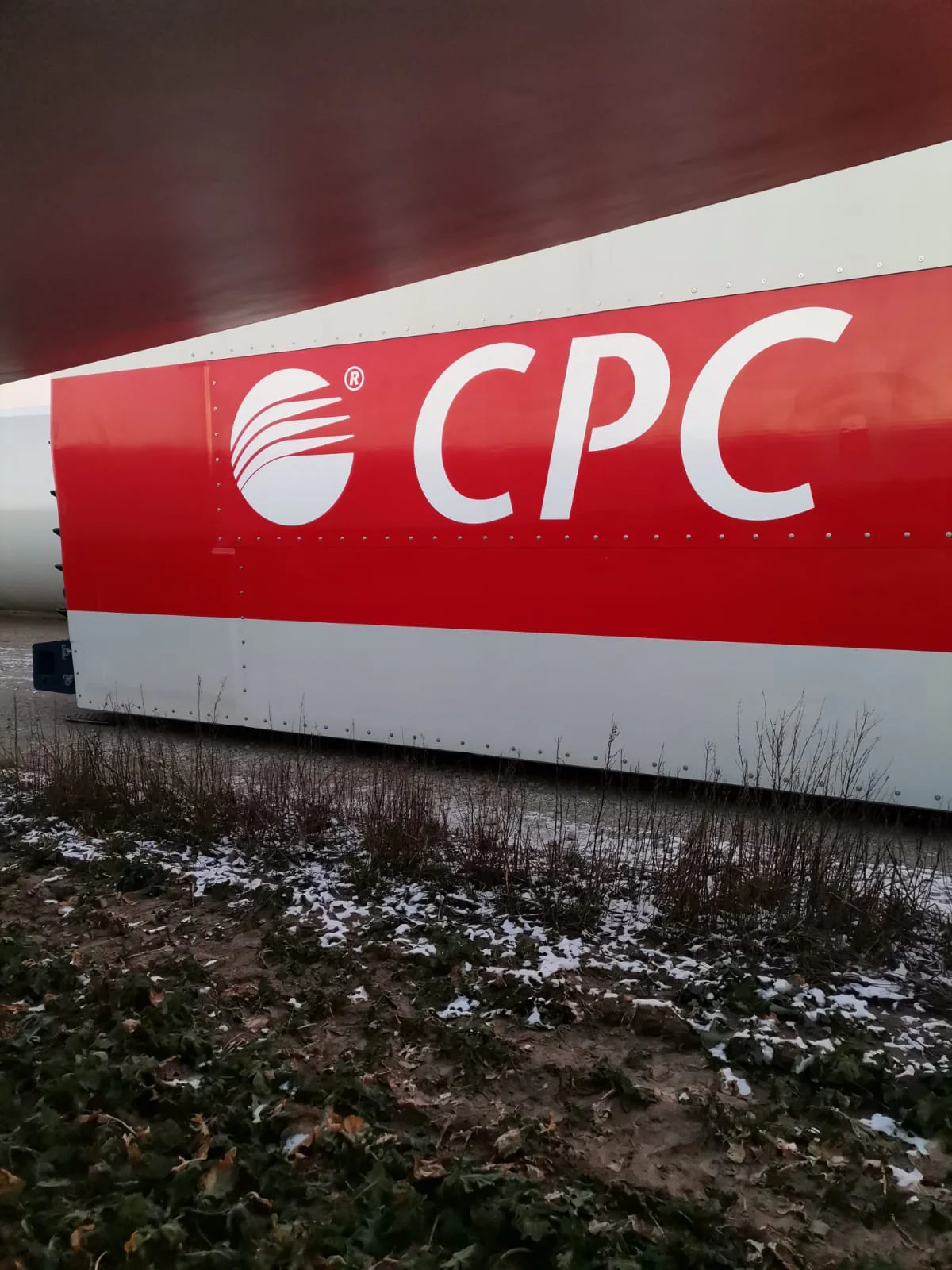 Großformatige Maschinenkopfbeschriftung im Corporate Design