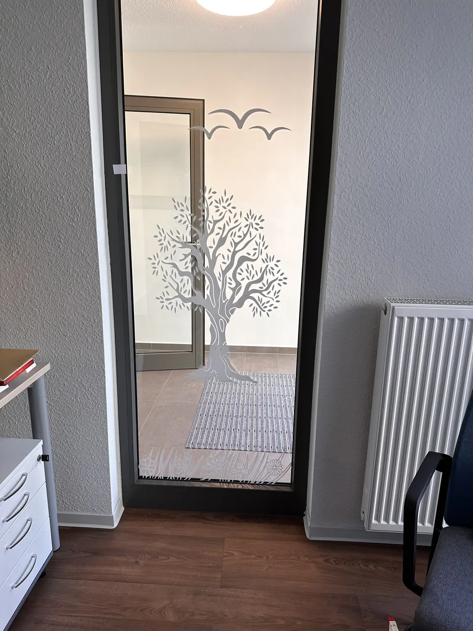 Sichtschutzfolie mit Baum-Motiv – Sichtschutzfolie von PrintLine Werbetechnik aus Stendal