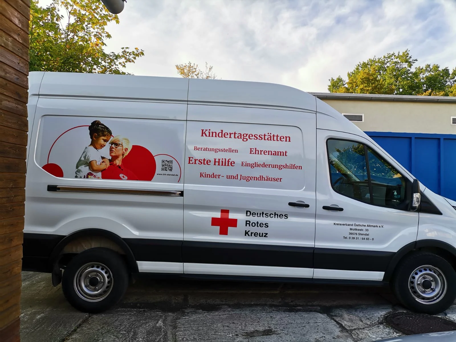 DRK Transporter – Fahrzeugbeschriftung von PrintLine Werbetechnik