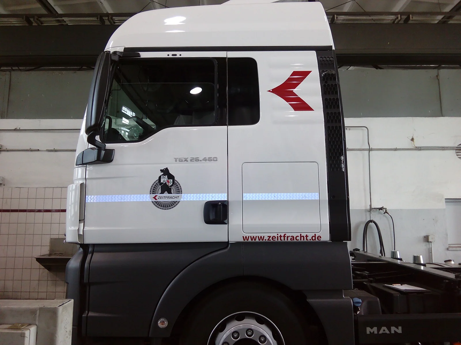 Beschrifteter Zeitfracht LKW von PrintLine Werbetechnik